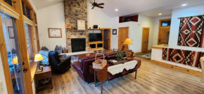 Sundance Spacious Vaulted Ceiling cabin, Hot tub, huge lawn